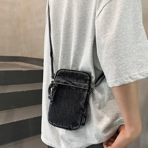 Piccola borsa a tracolla in denim nero per cellulare con texture lavata e cinturino