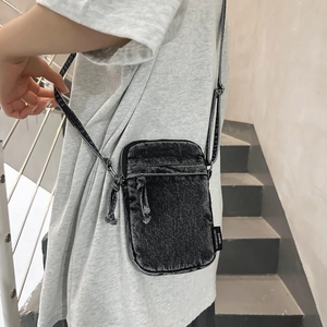Mini borsa a tracolla in denim grigio scuro lavato con cerniera e tracolla sottile