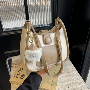 Sac Bandoulière Mode en Cuir PU pour Femmes Bloc de Couleur Sac Hobo avec Joli Pendentif Mouton en Peluche pour Usage Quotidien