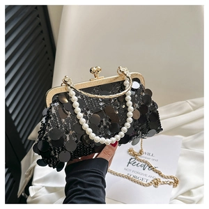 Detailaufnahme der schwarzen Pailletten-Abendtasche mit Perlengriff und Goldverschluss