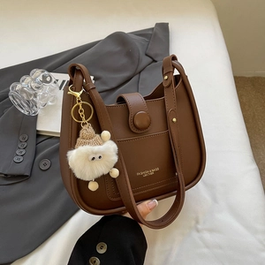 Sac hobo en cuir marron avec poche contrastée et joli porte-clés en peluche d'agneau