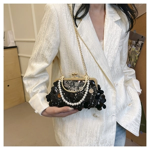 Nahaufnahme der schwarzen Pailletten-Abendtasche mit Perlengriff und goldener Kette