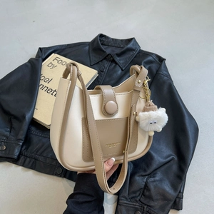 Sac seau chic pour femme en beige et gris avec breloque peluche et doubles sangles