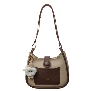 Sac seau bicolore chic en cuir beige et marron avec breloque petit monstre en peluche