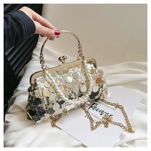 Nahaufnahme der Pailletten-Abendtasche mit Perlengriff und goldener Kettenriemen