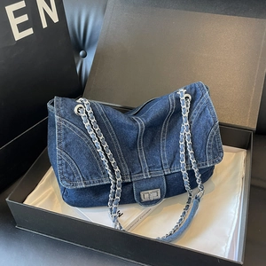 Sac fourre-tout en denim bleu avec coutures contrastées et bandoulière chaîne en métal