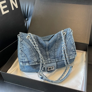 Sac fourre-tout en denim bleu avec bandoulière chaîne argentée et coffret cadeau luxe