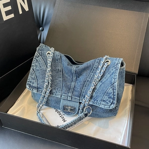 Sac fourre-tout en denim bleu avec bandoulière chaîne dans un coffret cadeau