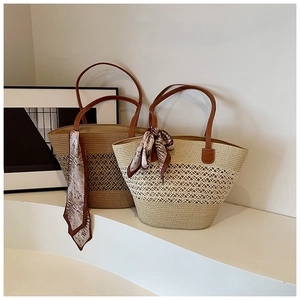 Détail de sacs fourre-tout en paille tissée avec anses en cuir brun et foulards en soie décoratifs
