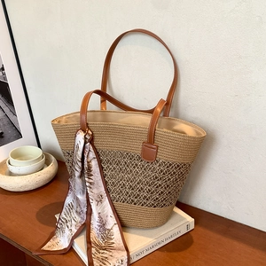 Grand sac cabas en paille tressée avec poignées en cuir marron et foulard en soie fleuri