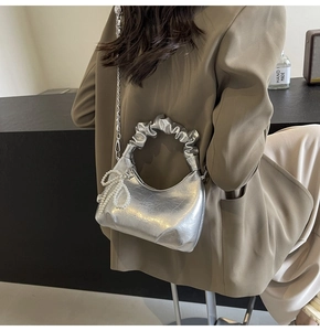 Sac à main plissé argenté en demi-lune avec breloque perle et bandoulière en chaîne