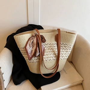 Sac fourre-tout en paille tissée beige avec anses en cuir marron et foulard en soie décoratif
