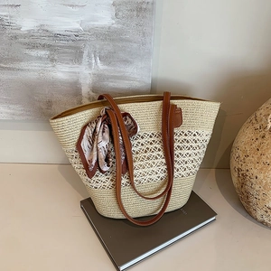 Grand sac cabas en paille tressée beige avec anses en cuir marron et foulard décoratif
