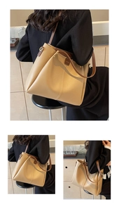 Détail du grand sac cabas en cuir souple avec bandoulière large pour le style urbain