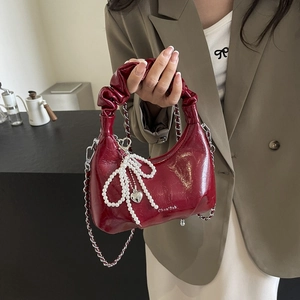 Sac à main plissé bordeaux avec nœud en perles et bandoulière chaîne argentée