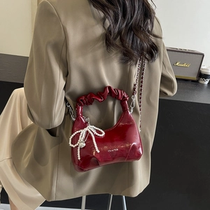 Sac à main plissé bordeaux en cuir verni avec nœud en perles et bandoulière chaîne