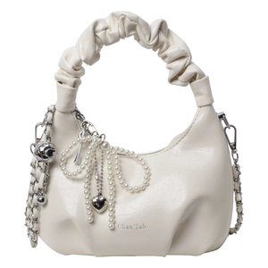 Sac hobo blanc cassé chic avec anse plissée et breloque décorative en nœud de perles