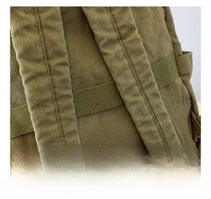 Détail des breilles renforcées sur un sac à dos vintage en toile verte olive