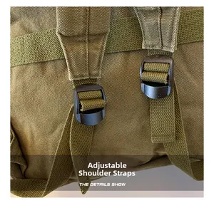 Détail des bretelles réglables du sac à dos en toile de coton délavé vert olive