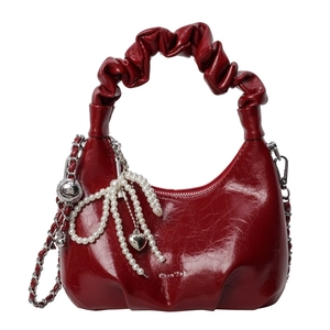 Sac à main plissé rouge brillant avec nœud en perles et bandoulière en chaîne argentée