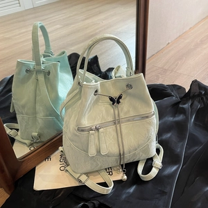 Vielseitiger minzgrüner Eimer-Rucksack aus Kunstleder mit dekorativem Perlen-Schmetterling