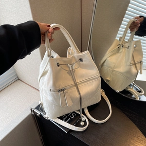 Schicker cremeweißer glänzender Beutel-Rucksack mit Reißverschluss und Perlenfransen