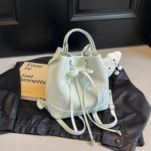 Minimalistischer mintgrüner Eimer-Rucksack mit Marmorstruktur und Kordelzug-Schleife