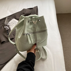 Mintgrüner Eimer-Rucksack mit silberner Schmetterlingsschnalle und Perlenanhänger