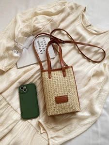 Sac seau vintage en paille tressée avec bordure en cuir marron et bandoulière réglable