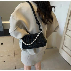 Gros plan sur le sac nuage plissé noir avec chaîne à billes argentée et bandoulière