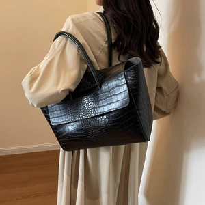 Large black crocodile pattern tote bag for women, retro commuter style with long straps