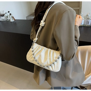 Détail du sac nuage plissé blanc avec chaîne à perles et bandoulière en corde nouée