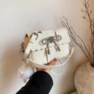 Petit Sac Carré en Similicuir PU Tressé pour Femme avec Nœud en Strass et Pendentif en Peluche Sac à Bandoulière Plissé Chic