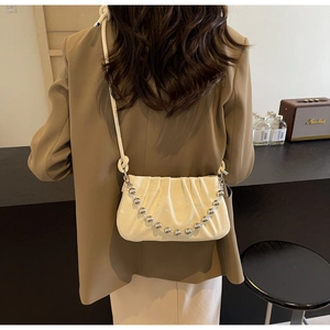 Détail d'un sac nuage plissé blanc crème avec chaîne à billes argentées et cuir souple