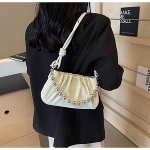 Détail du sac nuage plissé vert menthe avec chaîne à billes et texture cuir