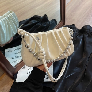 Sac nuage plissé blanc cassé chic avec chaîne en perles et fine bandoulière
