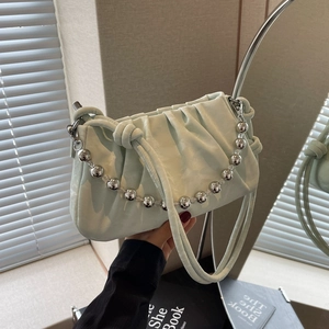 Sac nuage plissé tendance vert menthe avec chaîne à billes argentée et bandoulière