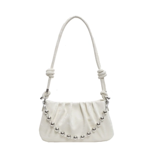 Sac à main blanc plissé avec chaîne à perles argentées au design chic et moderne