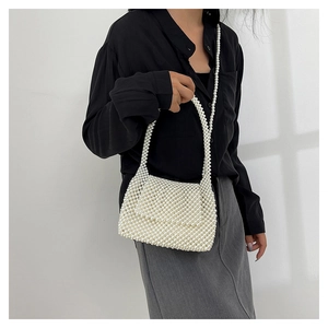 Détail du sac à main en perles blanches tressé à la main avec tissage artisanal