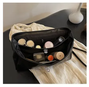 Vue détaillée de l'intérieur d'un grand sac cabas en cuir noir avec compartiments