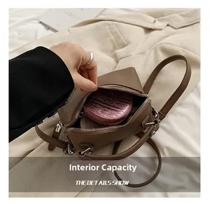 Vue détaillée montrant la capacité interne du sac bandoulière en cuir marron