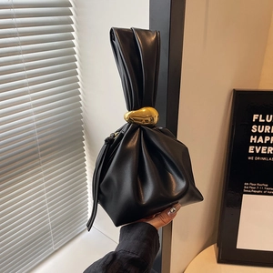 Elegante borsa a secchiello plissettata nera da donna con manico ad anello in metallo oro