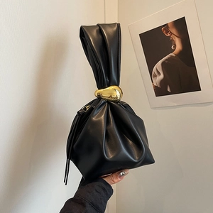 Borsa a secchiello nera plissettata minimalista con fibbia dorata e pelle morbida