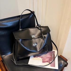 Sac fourre-tout chic en cuir noir mat avec fermoir rotatif argenté et bandoulière réglable
