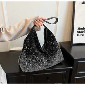 Gros plan du sac Hobo noir avec strass argentés dégradés et poignée en cuir souple
