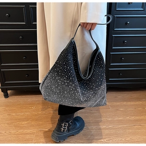 Détail du sac hobo avec strass argentés dégradés et bandoulière en cuir noir premium