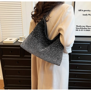 Gros plan du sac hobo en strass noirs avec cristaux brillants et large bandoulière