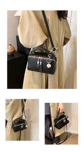 Détail du sac bandoulière en cuir grainé noir avec quincaillerie argentée et breloques