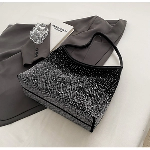 Détail du sac à bandoulière en strass noirs avec cristaux brillants et bandoulière