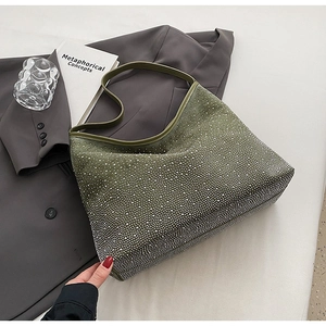 Vue détaillée du sac hobo vert foncé orné de strass argentés étincelants